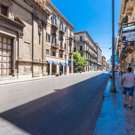 Elegante E Moderno Appartamento Al Politeama Palermo Luaran gambar