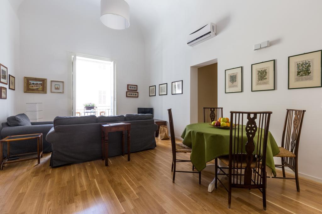 Elegante E Moderno Appartamento Al Politeama Palermo Luaran gambar